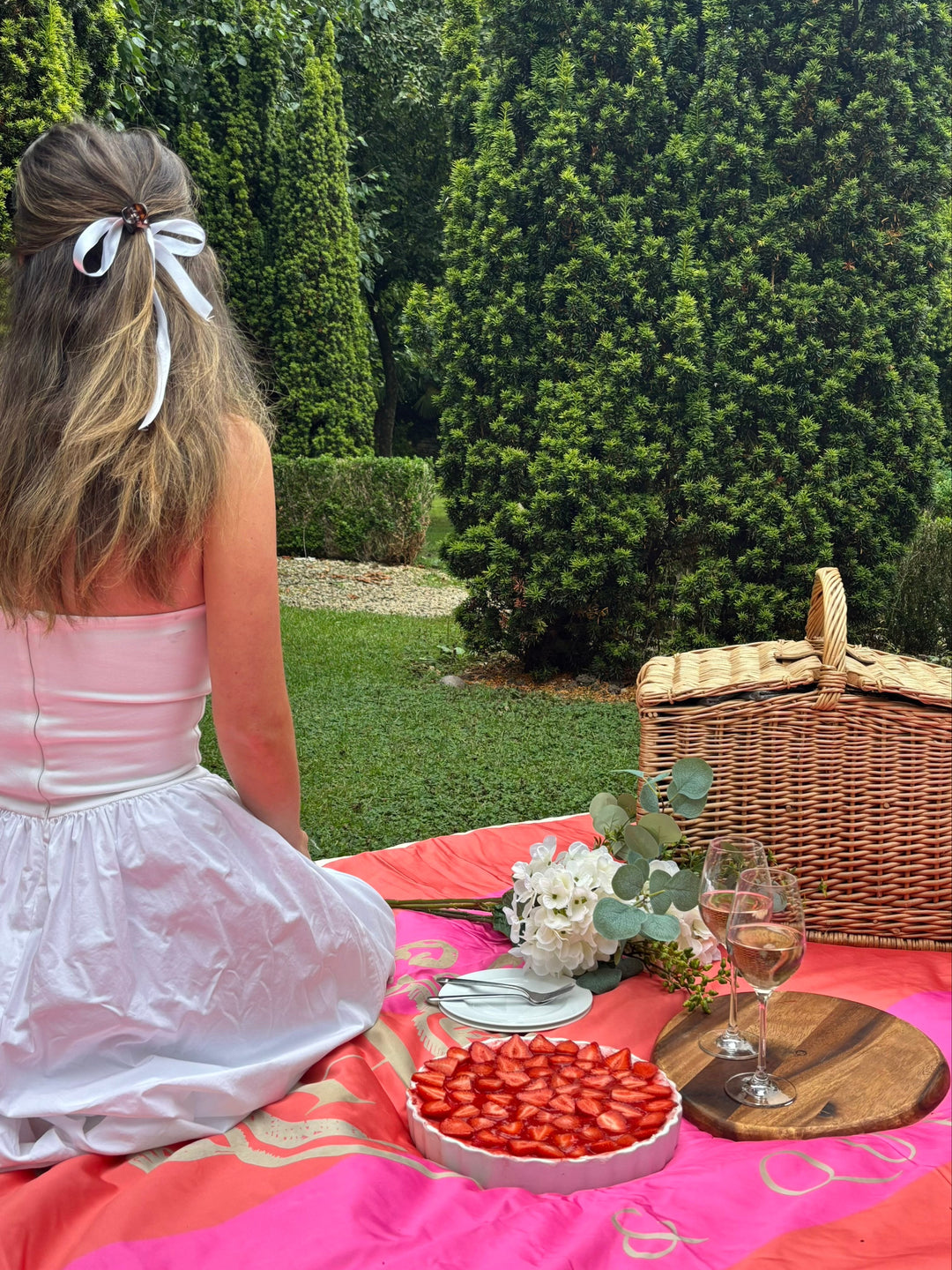 The Art of Outdoor Indulgence: How to Host the Perfect Beach Picnic