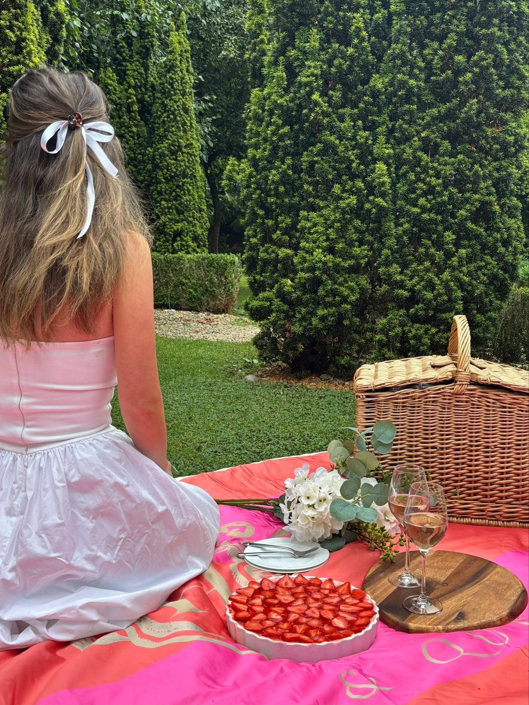 The Art of Outdoor Indulgence: How to Host the Perfect Beach Picnic Hunter & Queen